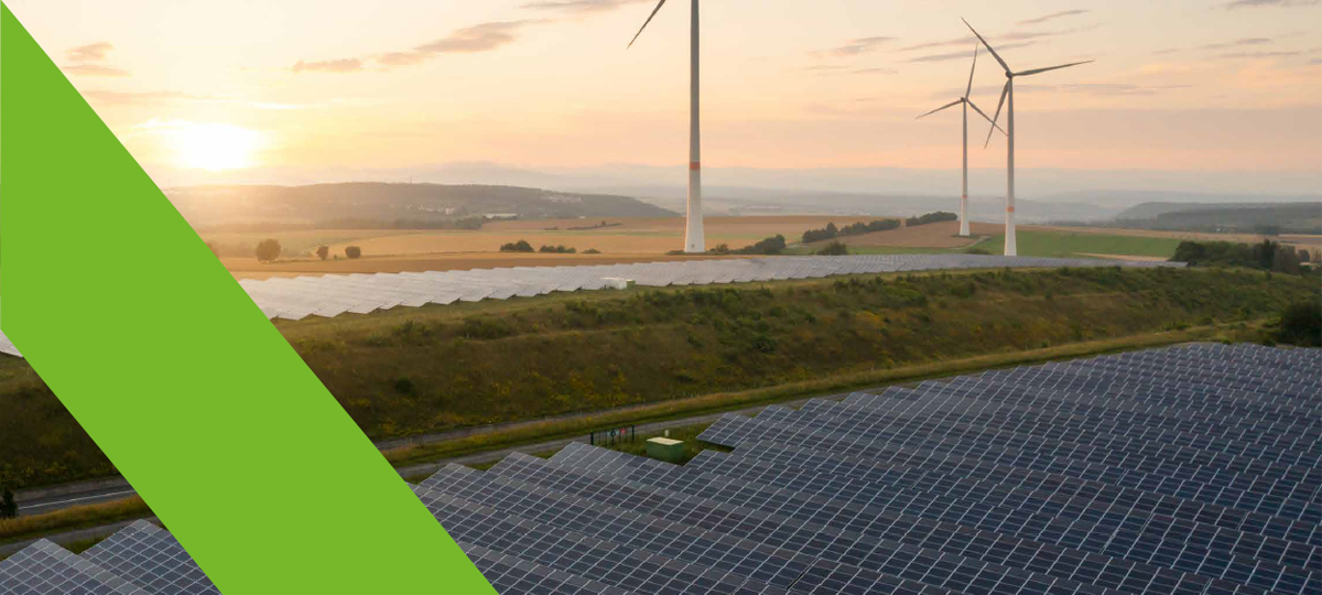 Dena-Leitfaden: Eine Landschaft vor einem Sonnenaufgang, in der Windräder und Photovoltaik-Anlagen zu sehen sind. Ein grüner schräger Balken symbolisiert das Projekt Marktoffensive Erneuerbare Energien.